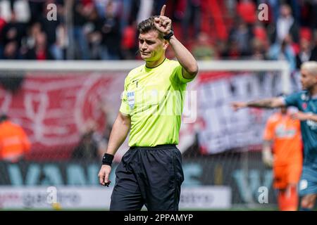 Enschede, pays-Bas. 23rd avril 2023. ENSCHEDE, PAYS-BAS - AVRIL 23: Arbitre Joey Kooij pendant le match Eredivisie entre le FC Twente et Sparta Rotterdam au Grolsch Veste on 23 avril 2023 à Enschede, pays-Bas (photo de Jeroen Meuwsen/Orange Pictures) crédit: Orange pics BV/Alay Live News Banque D'Images