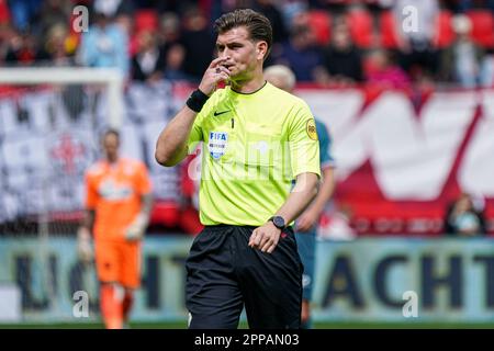 Enschede, pays-Bas. 23rd avril 2023. ENSCHEDE, PAYS-BAS - AVRIL 23: Arbitre Joey Kooij pendant le match Eredivisie entre le FC Twente et Sparta Rotterdam au Grolsch Veste on 23 avril 2023 à Enschede, pays-Bas (photo de Jeroen Meuwsen/Orange Pictures) crédit: Orange pics BV/Alay Live News Banque D'Images