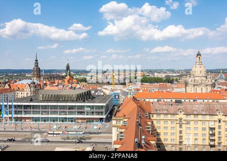 DRESDE, ALLEMAGNE - AOÛT 22 : vue aérienne sur la place Altmarkt à Dresde, Allemagne sur 21 août 2018. Foto pris de la tour Kreuzkirche avec Banque D'Images