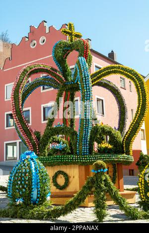 KIPFENBERG, ALLEMAGNE - AVRIL 19 : fontaine de pâques à Kipfenberg, en Allemagne, sur 19 avril 2019. Foto pris de Marktplatz Banque D'Images