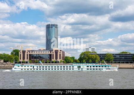 COLOGNE, ALLEMAGNE - 12 MAI : navire à passagers passant la Tour du Triangle à Cologne, Allemagne sur 12 mai 2019 Banque D'Images