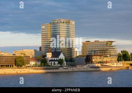 COLOGNE, ALLEMAGNE - MAI 12 : immeuble de bureaux moderne au bord du Rhin à Cologne, Allemagne sur 12 mai 2019 Banque D'Images