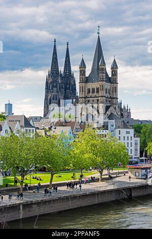 COLOGNE, ALLEMAGNE - MAI 12: Touristes au Rhin à Cologne, Allemagne sur 12 mai 2019. Vue sur la cathédrale de Cologne et l'église Great Sain Martin Banque D'Images