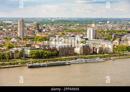 COLOGNE, ALLEMAGNE - MAI 12 : vue aérienne sur la ville de Cologne, Allemagne sur 12 mai 2019. Photo prise depuis la tour Triangle Banque D'Images