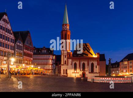 FRANCFORT, ALLEMAGNE - SEPTEMBRE 15 : scène nocturne dans la vieille ville historique de Francfort, Allemagne sur 15 septembre 2019. Foto pris de Roemerberg Banque D'Images