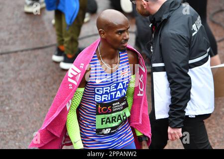 Londres, Royaume-Uni. 23rd avril 2023. TCS 2023 London Marathon; Sir Mo Farah (GBR) franchit la ligne et termine son dernier marathon en 9th place dans la course d'élite des hommes crédit: Action plus Sports/Alay Live News Banque D'Images