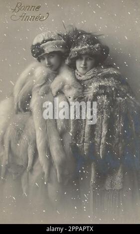 Carte postale française vintage de 1906 avec deux belles jeunes femmes (Wally et Ally Kolberg) en manteaux de fourrure. En noir et blanc. Banque D'Images