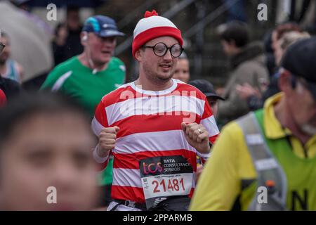 Londres, Royaume-Uni. 23rd avril 2023. Où est Wally. Le marathon de Londres passe sur la rue Evelyn de Deptford, dans le sud-est de Londres, la marque de 8 miles du parcours de 26,2 miles où les coureurs sont accueillis et applaudis par les résidents locaux. Credit: Guy Corbishley/Alamy Live News Banque D'Images