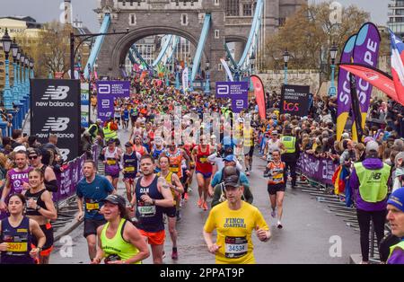 Londres, Angleterre, Royaume-Uni. 23rd avril 2023. Des milliers de coureurs passent à travers le Tower Bridge lors du marathon de Londres 2023. (Credit image: © Vuk Valcic/ZUMA Press Wire) USAGE ÉDITORIAL SEULEMENT! Non destiné À un usage commercial ! Crédit : ZUMA Press, Inc./Alay Live News Banque D'Images