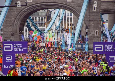 Londres, Angleterre, Royaume-Uni. 23rd avril 2023. Des milliers de coureurs passent à travers le Tower Bridge lors du marathon de Londres 2023. (Credit image: © Vuk Valcic/ZUMA Press Wire) USAGE ÉDITORIAL SEULEMENT! Non destiné À un usage commercial ! Crédit : ZUMA Press, Inc./Alay Live News Banque D'Images