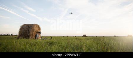 Agriculteur avec ordinateur portable et drone sur le terrain. Agriculture intelligente et numérisation agricole. Photo de haute qualité Banque D'Images