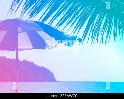 Arrière-plan de la plage d'été. Parapluie à rayures et palmier à noix de coco avec paysage marin et île sur un magnifique ciel tropical coloré dégradé par temps ensoleillé. Banque D'Images