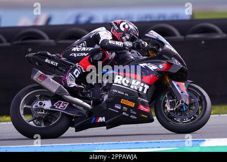 Assen, pays-Bas. 23rd avril 2023. ASSEN, PAYS-BAS - AVRIL 23: Scott Redding de la Grande-Bretagne et Rokit BMW Motorrad WorldSBK équipe en compétition pendant la course WorldSBK 2 pendant le Championnat du monde FIM Superbike Pirelli Dutch Round on 23 avril 2023 à Assen, pays-Bas (photo par Andre Weening/Orange Pictures) Credit: Orange pics BV/Alay Live News Banque D'Images