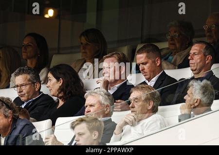 EINDHOVEN - (lr) le maire d'Eindhoven Jeroen Dijsselbloem, le maire d'Amsterdam Femke Halsema, l'entraîneur néerlandais Ronald Koeman, Guus Hiddink, Peter Heerschop lors du match de première ligue néerlandais entre le PSV Eindhoven et Ajax Amsterdam au stade Phillips sur 23 avril 2023 à Eindhoven, aux pays-Bas. ANP MAURICE VAN STONE Banque D'Images