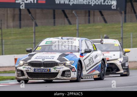 Donington Park, Castle Donington, Leicestershire, Royaume-Uni. 23rd avril 2023 ; 23rd avril 2023 ; Donington Park, Castle Donington, Leicestershire, Angleterre: Kwik Fit British Touring car Championship; Adam Morgan dans son équipe BMW bmw 330E M Sport devant George Gamble dans son Toyota Gazoo Racing UL Toyota Corolla GR Sport Credit: Action plus Sports Images/Alay Live News Banque D'Images