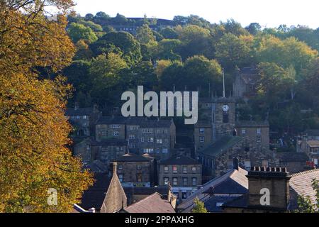 Vue sur Holmfirth depuis le parc en automne Banque D'Images