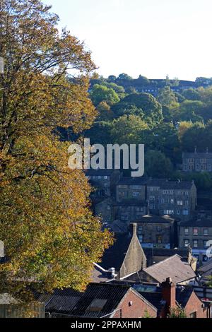 Vue sur Holmfirth depuis le parc en automne Banque D'Images