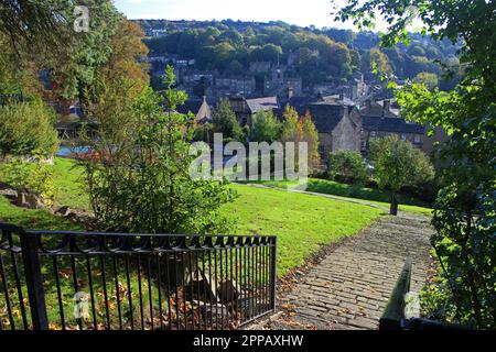 Vue sur Holmfirth depuis le parc en automne Banque D'Images