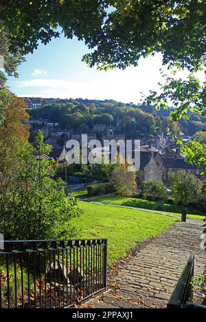 Vue sur Holmfirth depuis le parc en automne Banque D'Images