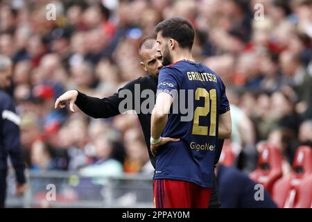 EINDHOVEN - (lr) l'entraîneur Ajax John Heitinga, Florian Grillitsch d'Ajax lors du match de première ligue néerlandais entre le PSV Eindhoven et Ajax Amsterdam au stade Phillips sur 23 avril 2023 à Eindhoven, pays-Bas. ANP MAURICE VAN STONE Banque D'Images