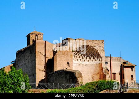 Le temple de Vénus et de Roma, est considéré comme le plus grand temple de la Rome antique, situé à Rome, Italie, Europe Banque D'Images