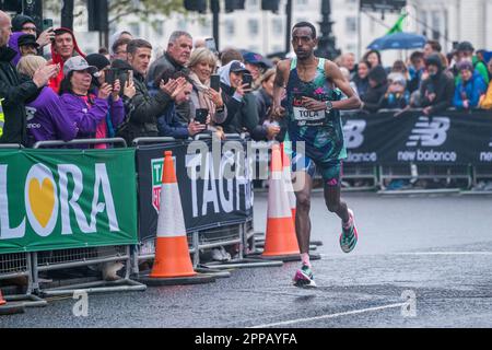 Londres, Royaume-Uni. 23 avril 2023. TAMIRAT TOLA( ETH) en course au TCS London Marathon. Credit: amer ghazzal / Alamy Live News Banque D'Images