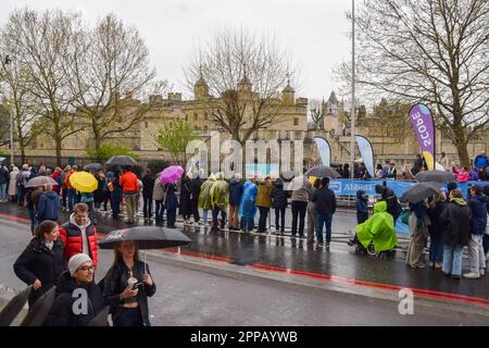 Londres, Royaume-Uni. 23rd avril 2023. Les spectateurs brave la pluie à côté de la Tour de Londres lors du Marathon de Londres 2023. Credit: Vuk Valcic/Alamy Live News Banque D'Images