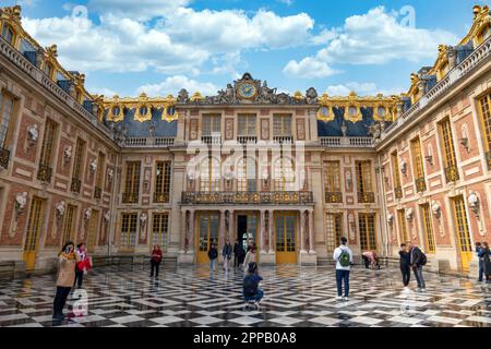La cour en marbre du château de Versailles, France Banque D'Images