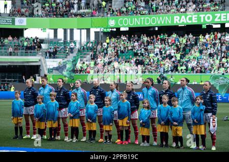 Wolfsburg, Allemagne. 23rd avril 2023. Football, femmes : Ligue des champions, VfL Wolfsburg - Arsenal WFC, knockout round, demi-finales, première jambe, Volkswagen Arena. Les joueurs d'Arsenal se tiennent ensemble. Credit: Swen Pförtner/dpa/Alay Live News Banque D'Images