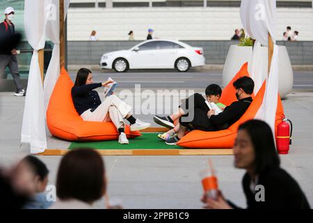 Séoul, Corée du Sud. 23rd avril 2023. Les gens lisent des livres sur la place Gwanghwamun à Séoul, Corée du Sud, 23 avril 2023. Des activités de lecture ont eu lieu sur la place de Séoul et sur la place Gwanghwamun dans le centre-ville de Séoul à l'occasion de la Journée mondiale du livre, qui tombe sur 23 avril chaque année. Crédit : Wang Yiliang/Xinhua/Alay Live News Banque D'Images