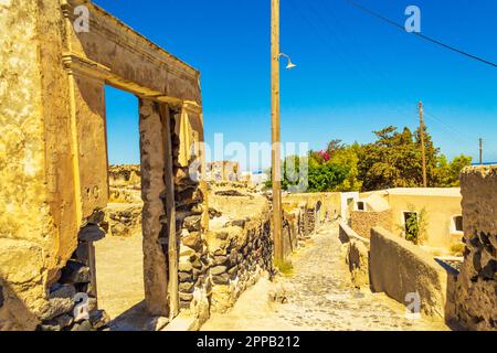 Vieilles rues désertes de calme Episkopi Gonias.il a été presque entièrement détruit par un tremblement de terre en 1956 et abandonné pour beaucoup d'oreilles, Santorini Grèce Banque D'Images