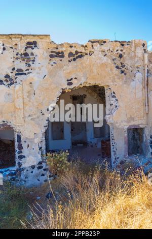 Vieilles rues désertes de calme Episkopi Gonias.il a été presque entièrement détruit par un tremblement de terre en 1956 et abandonné pour beaucoup d'oreilles, Santorini Grèce Banque D'Images