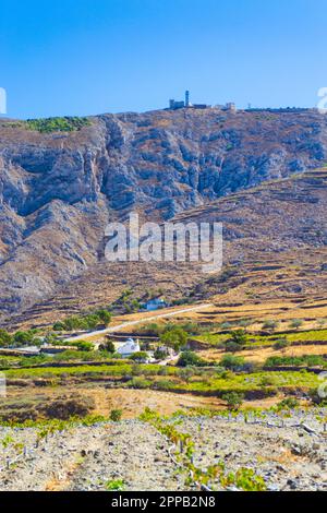 Vue panoramique sur les contreforts du Mont Profitis Ilias, entouré de vignobles produisant des vins blancs renommés d'Assyrtiko, vus d'Episcopi Gonias, Santorin Banque D'Images