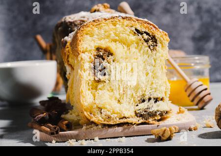 Pain frais avec garniture à la cannelle de noyer, boulangerie traditionnelle, gâteau au pain Banque D'Images