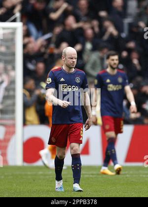 EINDHOVEN - (lr) Davy Klaassen d'Ajax, Florian Grillitsch d'Ajax lors du match de première ligue néerlandais entre le PSV Eindhoven et Ajax Amsterdam au stade Phillips sur 23 avril 2023 à Eindhoven, pays-Bas. ANP MAURICE VAN STONE Banque D'Images