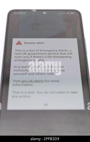 Birmingham, le 23 avril 2023 - Un téléphone portable affiche une alerte d'urgence lors d'un test au Royaume-Uni. Le test est destiné à permettre au gouvernement et aux services d'urgence d'envoyer une alerte textuelle aux téléphones mobiles dans une situation où il est perçu comme un risque immédiat pour la vie. Crédit : arrêtez Press Media/Alamy Live News Banque D'Images