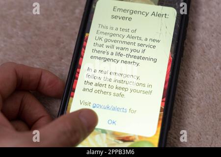 Londres, Royaume-Uni, 23rd avril 2023 . L'utilisateur de smartphone vérifie l'écran du téléphone en réponse au message d'alerte envoyé par le nouveau système national d'alerte d'urgence du Royaume-Uni lors des tests de dimanche à 3pm heure d'été britannique. Credit: Xiu Bao/Alamy Live News Banque D'Images