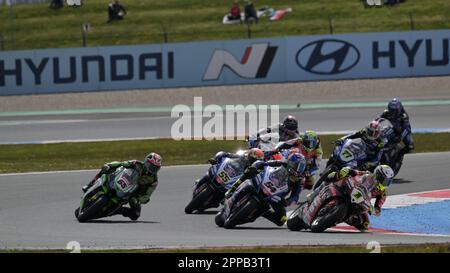 Assen, pays-Bas. 23rd avril 2023. Circuit d'assen TT, Assen, pays-Bas, 23 avril 2023, Premier tour lors du championnat du monde de Superbike de Pirelli Dutch Round FIM 2023 - Race2 - World Superbike - SBK crédit: Live Media Publishing Group/Alay Live News Banque D'Images