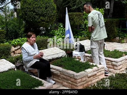 Jérusalem, Israël. 23rd avril 2023. Des membres de la famille visitent la tombe d'un soldat tombé au Mt. Cimetière militaire Herzl à Jérusalem, dimanche, 23 avril 2023. Israël marquera le jour du souvenir des soldats et des victimes de la terreur au coucher du soleil sur 24 avril. Photo de Debbie Hill/ Credit: UPI/Alay Live News Banque D'Images