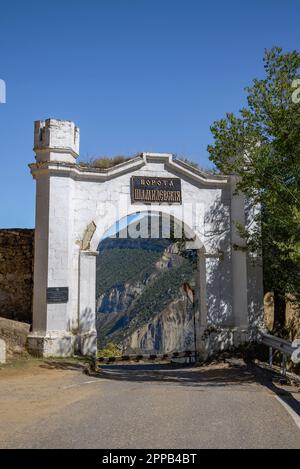 GUNIB, RUSSIE - 26 SEPTEMBRE 2021 : l'ancienne porte de l'Imam Shamil. Forteresse de Gunib. Dagestan, Russie Banque D'Images