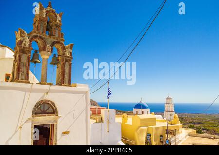 Beffroi pittoresque de l'église d'Agios Nikolaos contre le ciel bleu à Pyrgos Kalistis,Santorini,Grèce,septembre 2013 Banque D'Images