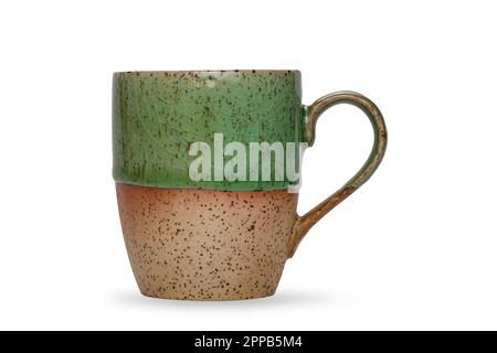 Vider une belle tasse de café ou une tasse de thé en céramique vitrifiée, verte et brune, bicolore, isolée sur fond blanc avec passe-cheveux. Banque D'Images