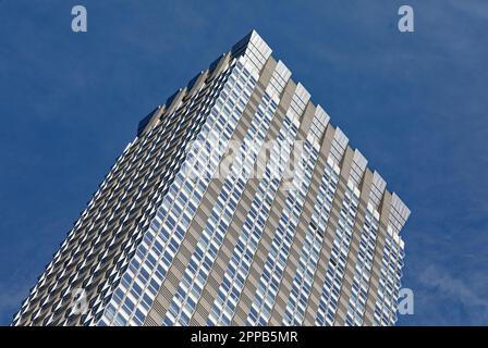 Des fenêtres à deux volets et des panneaux de béton prémoulés inhabituels créent des motifs d'arrêt jusqu'à la couronne en acier inoxydable de l'hôtel Langham et des résidences. Banque D'Images