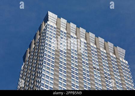 Des fenêtres à deux volets et des panneaux de béton prémoulés inhabituels créent des motifs d'arrêt jusqu'à la couronne en acier inoxydable de l'hôtel Langham et des résidences. Banque D'Images