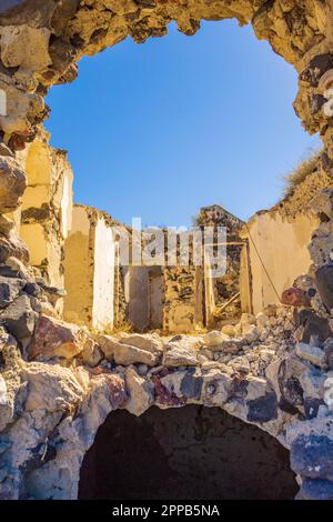 Trou dans le toit des anciennes ruines du château médiéval Pyrgos Kalistis sur une île égéenne de Santorini, Grèce, septembre 2013 Banque D'Images