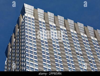 Des fenêtres à deux volets et des panneaux de béton prémoulés inhabituels créent des motifs d'arrêt jusqu'à la couronne en acier inoxydable de l'hôtel Langham et des résidences. Banque D'Images