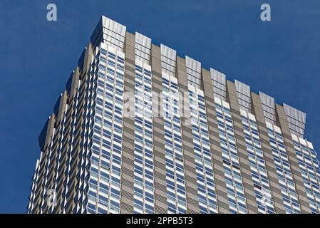 Des fenêtres à deux volets et des panneaux de béton prémoulés inhabituels créent des motifs d'arrêt jusqu'à la couronne en acier inoxydable de l'hôtel Langham et des résidences. Banque D'Images