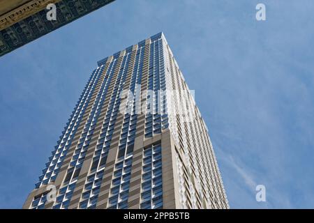 Des fenêtres à deux volets et des panneaux de béton prémoulés inhabituels créent des motifs d'arrêt jusqu'à la couronne en acier inoxydable de l'hôtel Langham et des résidences. Banque D'Images