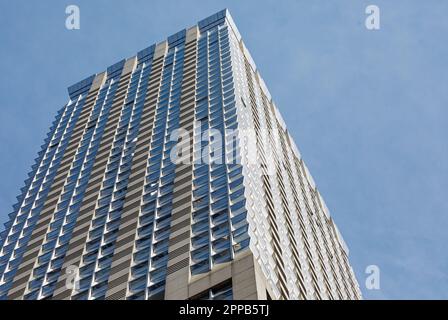 Des fenêtres à deux volets et des panneaux de béton prémoulés inhabituels créent des motifs d'arrêt jusqu'à la couronne en acier inoxydable de l'hôtel Langham et des résidences. Banque D'Images