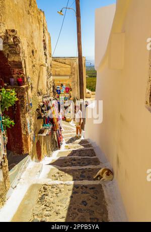 Ruelle étroite avec des souvenirs traditionnels exposés à Pyrgos Kalistis.Hilltop Pyrgos Kalistis se trouve dans les contreforts du Mont Profitis Ilias, Banque D'Images